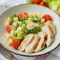 Салат Цезарь с куриной грудкой в Табаско
