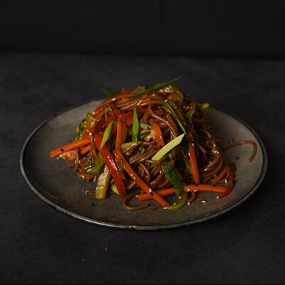 Вок с курицей и овощамив Гордый лосось по цене 650 ₽