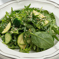 Зелёный салат с кунжутным дрессингом в Sage