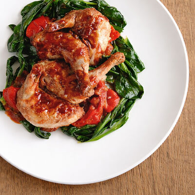 Цыплёнок со шпинатом и томатами в Loro по цене 1890 ₽