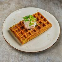 Бельгийская вафля с лососем и сливочным сыром в Lambic