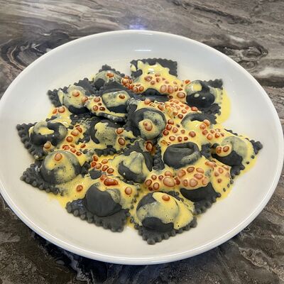 Равиоли (снежный краб + креветка + творожный сыр) в Sopranos по цене 580 ₽