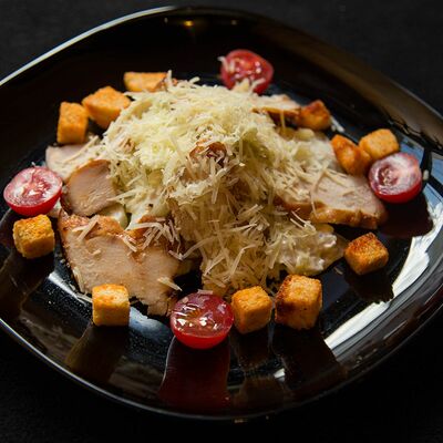 Цезарь с курицей в Пельмения по цене 696 ₽