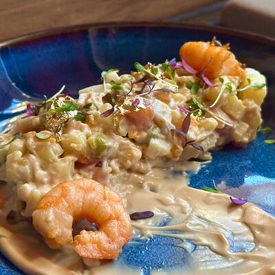 Оливье со слабосоленой форелью и креветкойв The Bulki по цене 690 ₽