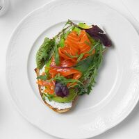 Брускетта с лососем, авокадо и сливочным кремом в Eclair