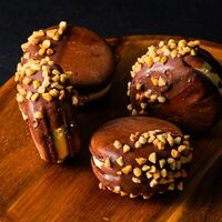 Десерт Macarons big Солёная карамель-арахисв Фирменный магазин Куликовский