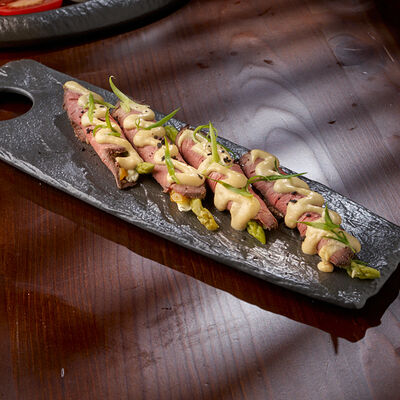 Рулетики с ростбифом и спаржей в Маради по цене 840 ₽