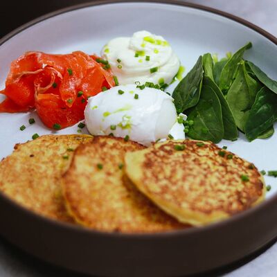 Драники с лососем, сливочным кремом и яйцом пашот в Пинки Бандински по цене 29 р.