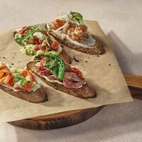 Брускетта с лососем в Перчини