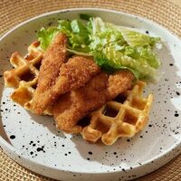 Картофельная вафля с куриными стрипсами и острым медомв En Ferio