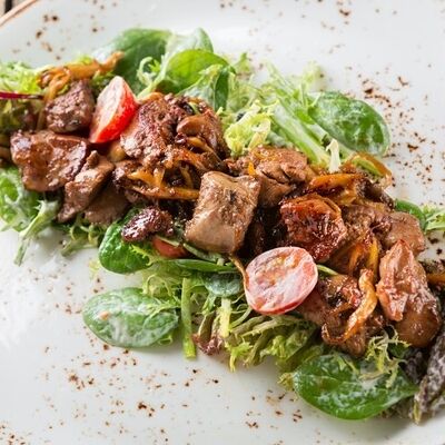 Теплый салат с куриной печенью_ в Chester по цене 649 ₽