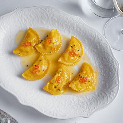 Вареники с крабом и красной икрой в Loona по цене 990 ₽