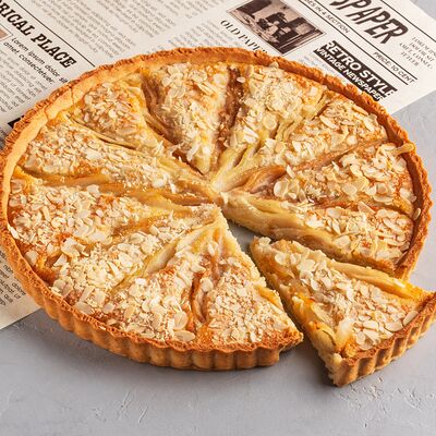 Тарт с грушей и миндалем (целый) в Кондитерская пекарня Варвара и Jerome по цене 1948 ₽