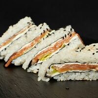 Пресс-ролл с лососем в MOOD