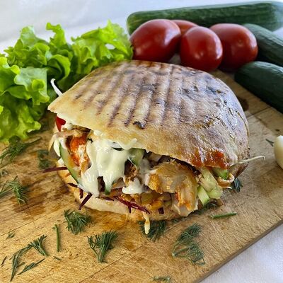 Шаурма в пите (лепешка) на углях в Огонь&Мясо по цене 550 ₽