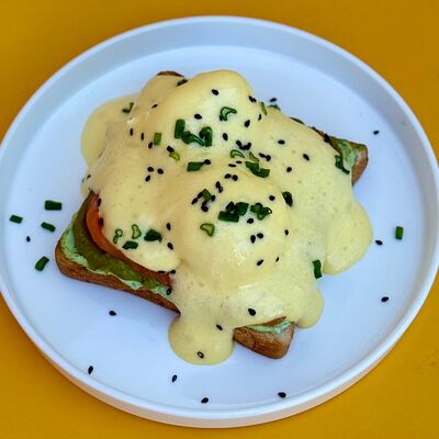 Бенедикт с лососем и авокадо в Coffeeline - кофе и еда по цене 600 ₽