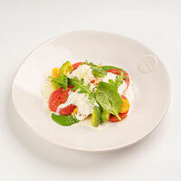 Салат со Страчателлой, томатами, авокадо и муссом из шпината в Сыроварня