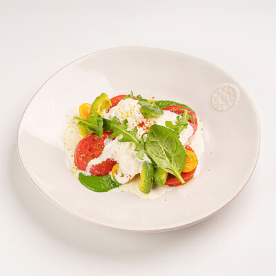 Салат со Страчателлой, томатами, авокадо и муссом из шпината в Сыроварня по цене 133000 сум