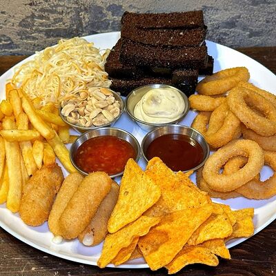 Пивная тарелка на компанию в FABRIKA по цене 1490 ₽