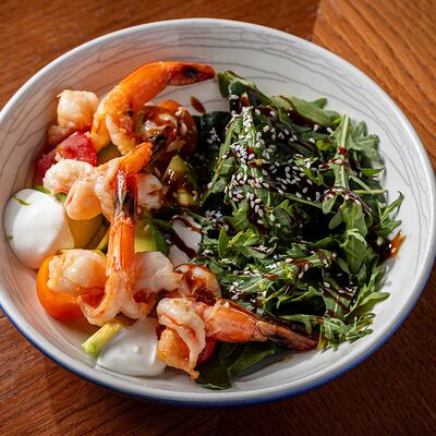 Салат с креветками, авокадо и сыром фета в Brasserie Lambic по цене 980 ₽