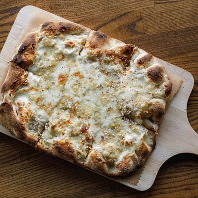 Пинца Четыре сыра в Pasta Salsa Osteria по цене 820 ₽