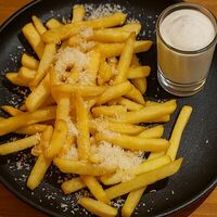 Фри с пармезаном и трюфельным соусом в VinBurger