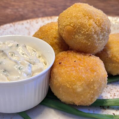 Щучьи шарики с луковым соусом в Акватория по цене 390 ₽