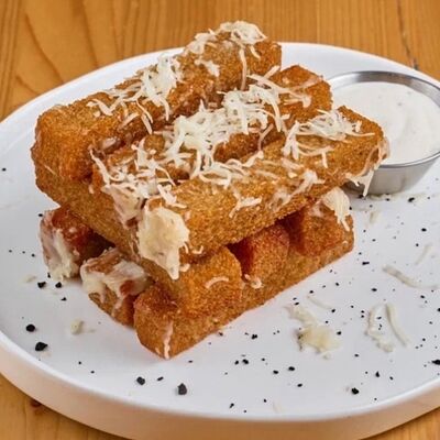 Гренки с чесночным соусомв 4 сыра по цене 320 ₽