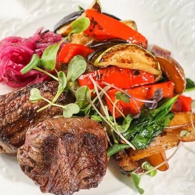 Медальон из говядины с овощами и томатным соусом в Ива по цене 1900 ₽