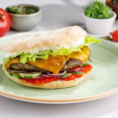 Сербский бургер с плескавицей в Чайхана Пахвала по цене 820 ₽