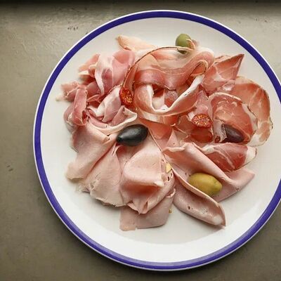 Ассорти колбасное в Сапфир Premium HITS & GRILL по цене 900 ₽