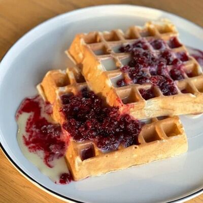 Вафли со сгущенкой и брусничным конфитюром в Camon Cafe по цене 500 ₽