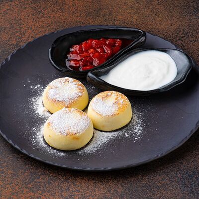 Творожные сырники с клубничным конфитюром в Trattoria Stefano по цене 730 ₽
