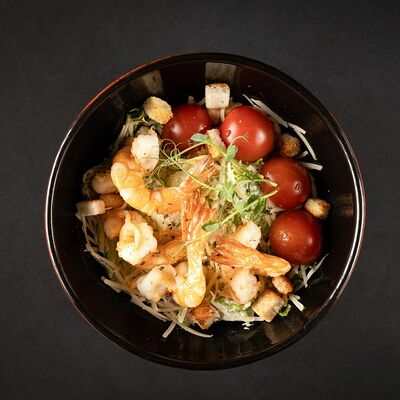 Салат Цезарь с креветками в Wasabi по цене 640 ₽