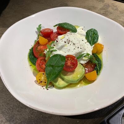 Страчателла с томатами, авокадо и муссом из шпината в Сыроварня по цене 700