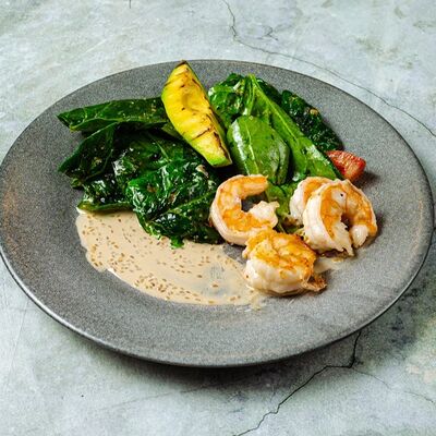 Салат с авокадо на гриле, шпинатом и креветками в Moloko по цене 720