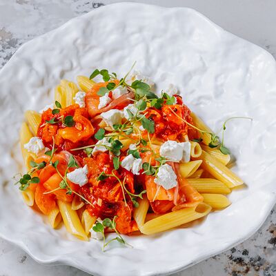 Пенне с лососем и пеперонатойв Casa di panna по цене 550 ₽