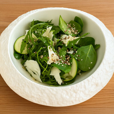 Зеленый салат из руколы, цукини и цветной капусты в 9/18 бистро по цене 680 ₽