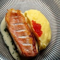 Морской окунь с красной икрой и картофельным пюрев Особняк