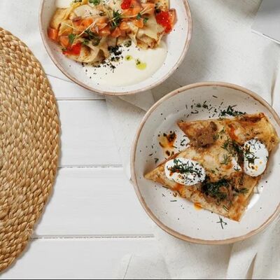 Блины с говядиной, рисом и соусом демиглас в Кстати, давай зайдём по цене 510 ₽