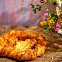 Крендель с абрикосовым джемом в Ватрушка