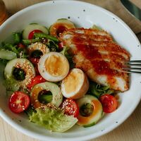 Салат с хрустящим цыпленком и свежими овощами в Рестобар