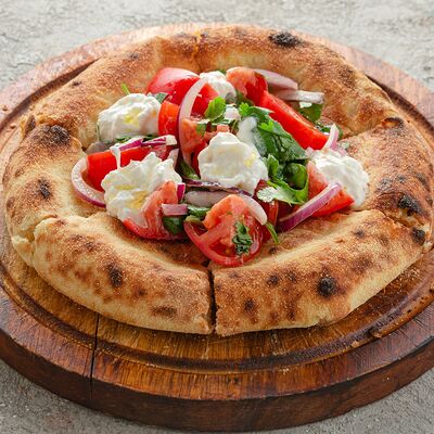 Фокачча со спелыми томатами и страчателлой в Welcome по цене 950 ₽