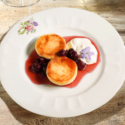 Сырники с вишневым вареньем и сметаной в Ива по цене 455 ₽