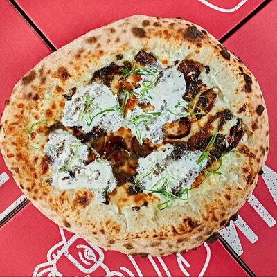 Пицца с грибами, страчателлой и трюфелемв Итальянцы по цене 510 ₽