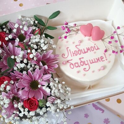Бенто-торт Любимой бабушке с цветами в Чародейка сладостей по цене 3490 ₽