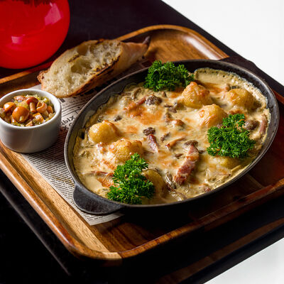 Скоблянка из свинины с копченой грудинкой в Dr. Живаго по цене 1200 ₽