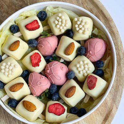 Бананы и клубника в шоколаде Сен-Бенуа в Клубника по цене 3990 ₽