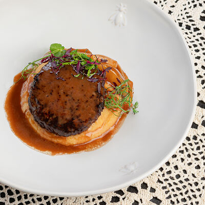 Дикая котлета с гороховым пюре и мочёным яблоком в Краса по цене 857 ₽