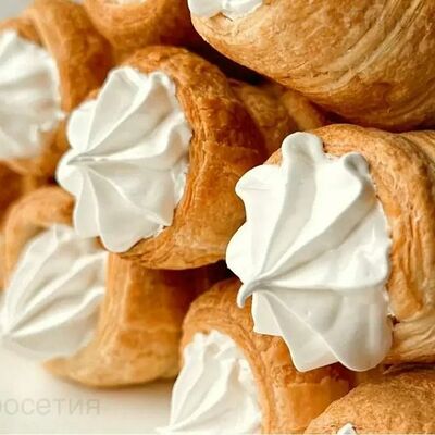 Тубуле с белковым кремом в Пиросетия Осетинские пироги по цене 150 ₽